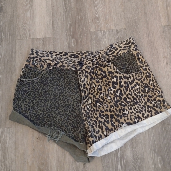 Umgee High-Rise Leopard Print Short - Picture 1 of 4